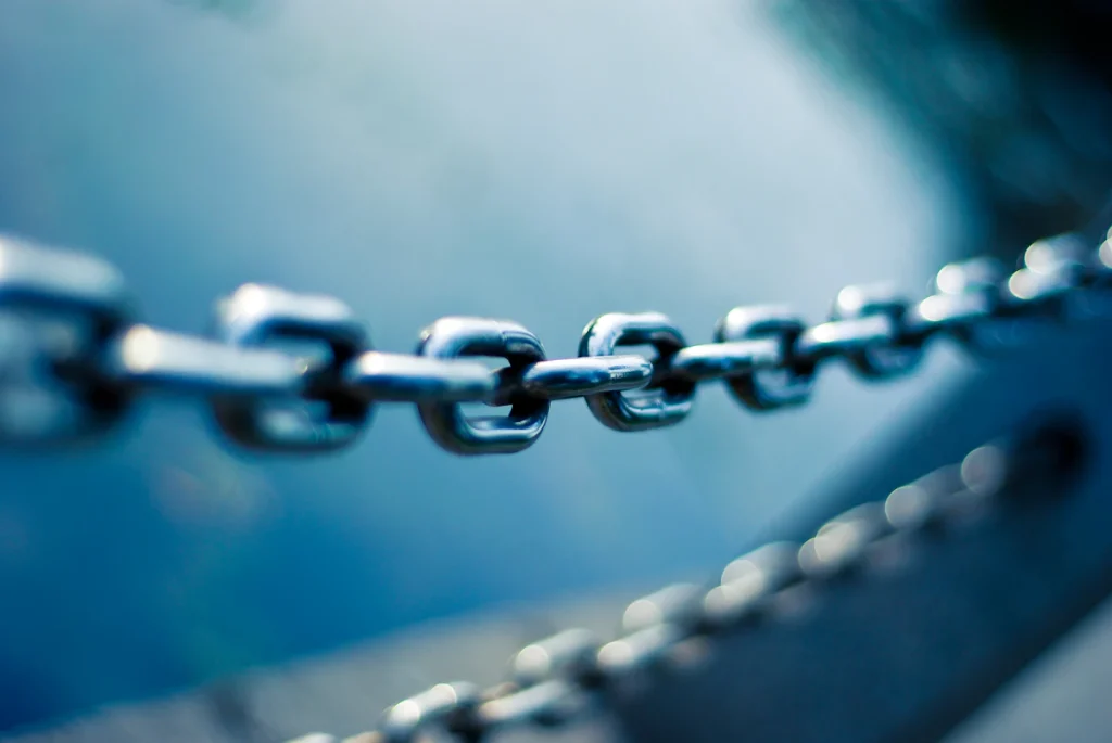 Close-up of connected metal chain links, representing websites linked together in a 3-way link exchange